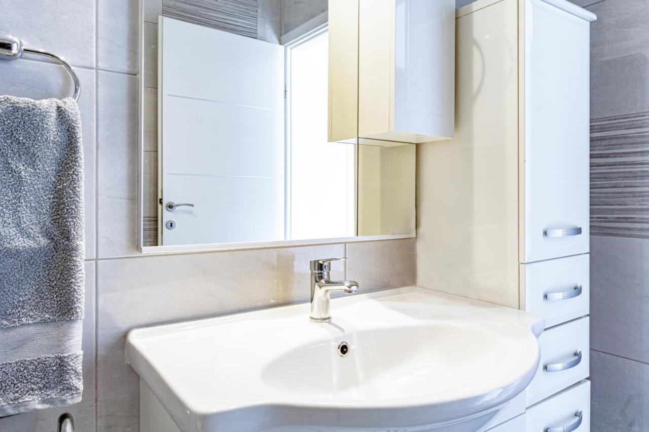 Modern Oceanview Apartment Метайна Екстериор снимка